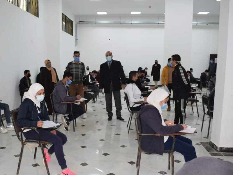 رئيس جامعة العريش يتابع سير الامتحانات بالجامعة، مع التشديد التام على تطبيق الإجراءات الاحترازية الخاصة لفيروس كورونا
